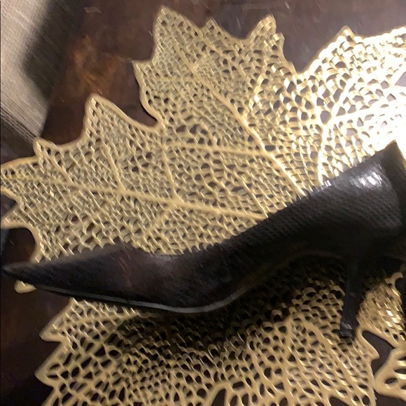 Ellen Tracy black snake skin stiletto heels - Picture 3 of 4